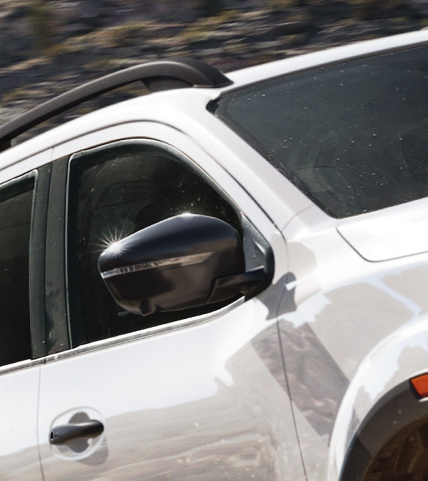 BLACK ROOF RAILS, LARGE SIDE MIRRORS WITH LED TURN INDICATORS.